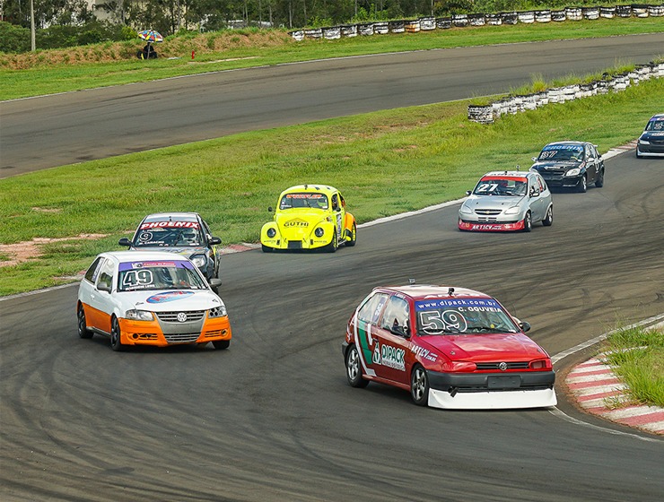 Carros De Pmw De Turismo Dos Anos 70 Correndo Em Circuito De